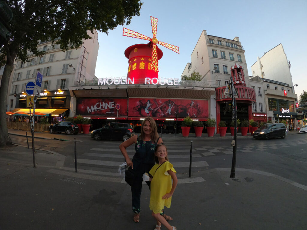 Beata z Zuzią pod Moulin Rouge